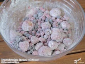 Beeren mit Zucker und Beeren bestreuen