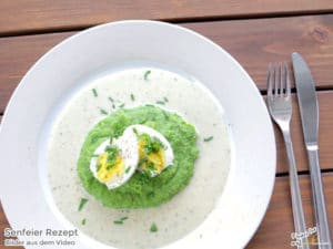 - Senfeier Rezept - Erbsenpüree und Eier in Senfsauce