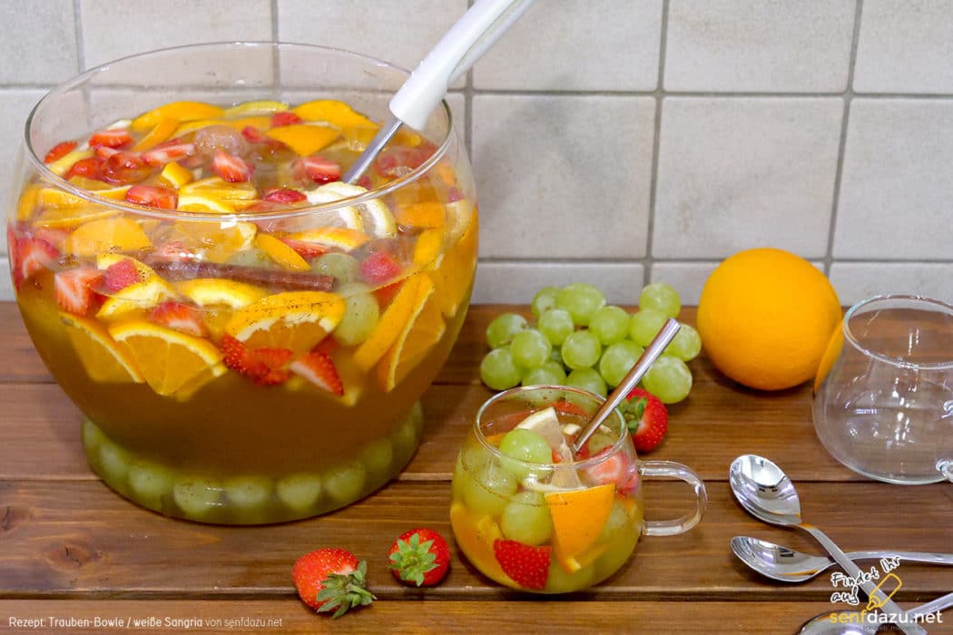 Trauben Bowle oder auch weiße Sangria mit Weintrauben, Orangen und Erdbeeren