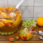 Trauben Bowle oder auch weiße Sangria mit Weintrauben, Orangen und Erdbeeren