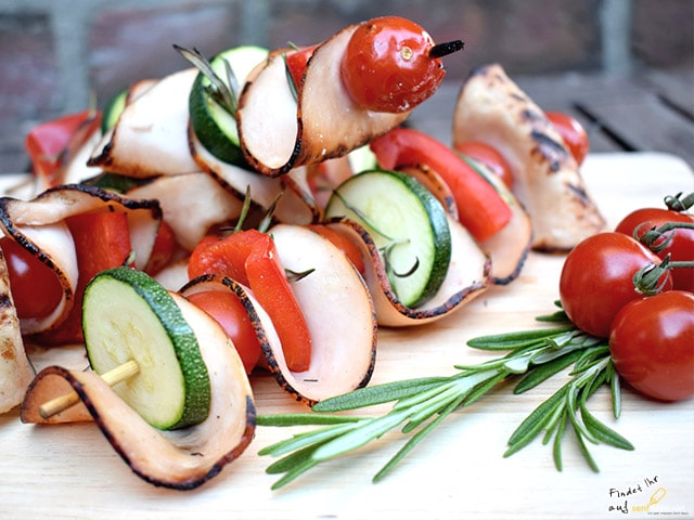 Putenspieße mit Putenbraten Aufschnitt, Tomaten und Zucchini - senfdazu.net