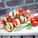 Putenspieße mit Putenbraten Aufschnitt, Tomaten und Zucchini