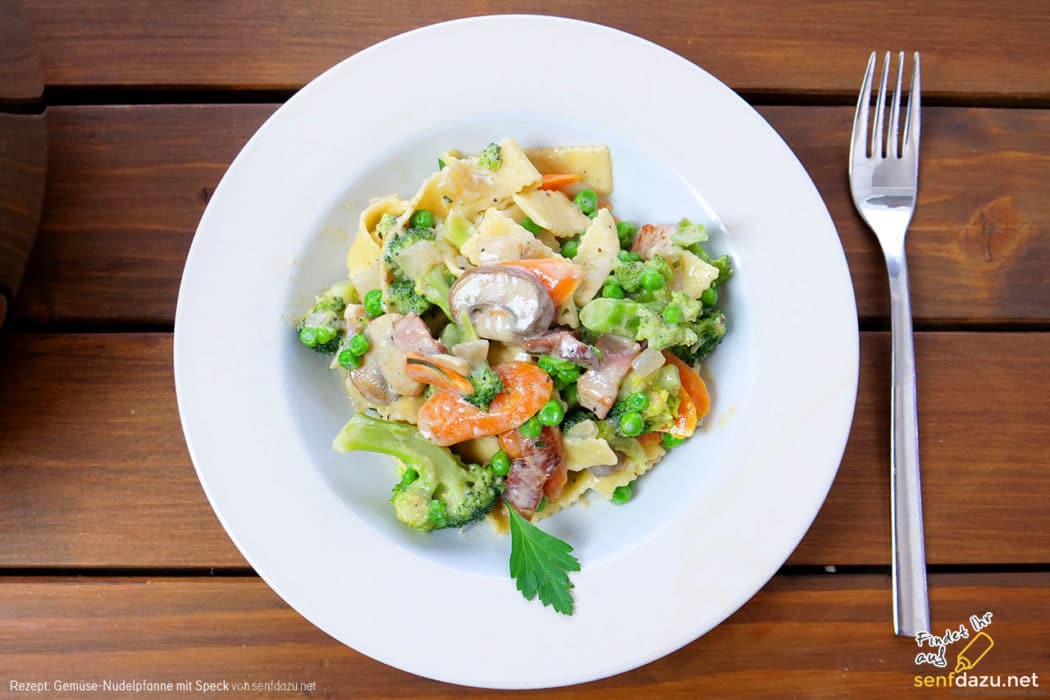 Gemüse-Nudelpfanne mit Speck
