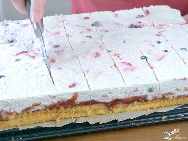 Joghurt Obstschnitten Rezept - Frischer und Fruchtiger Kuchen mit Obst ...