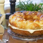 Einfacher Osterkranz oder Bienenstich Donut